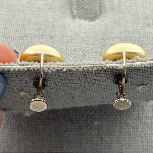Vintage Gold Tone Round Flat Faux Pearl Screwback Stud Earrings Silver Tone - Picture 3 of 7